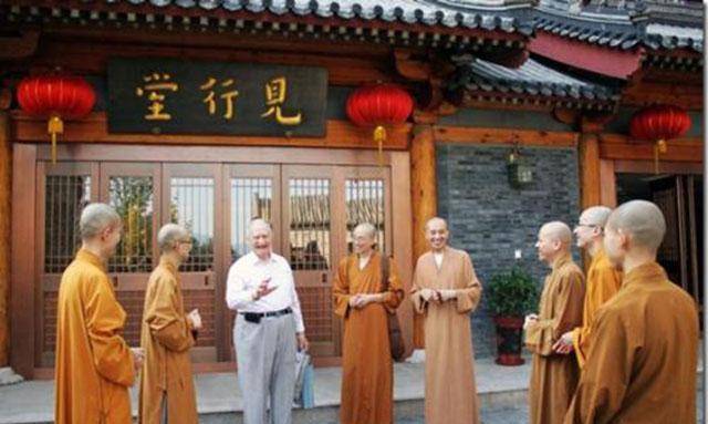 龙泉寺之所以一时名声大噪是因为寺庙里的和尚高学历,高素质,高技术.