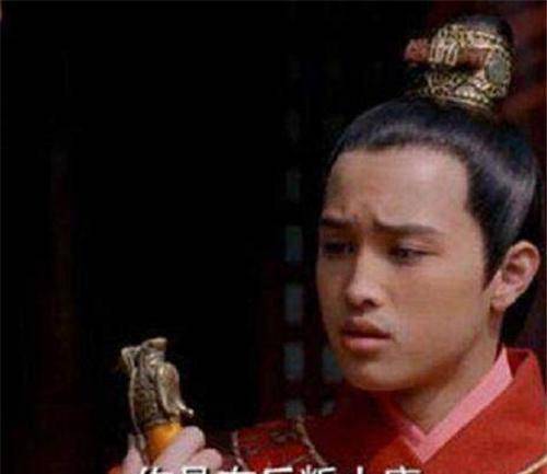 算命先生:日后你会成天子坐龙椅吃饭,他听后召集100人打入皇宫