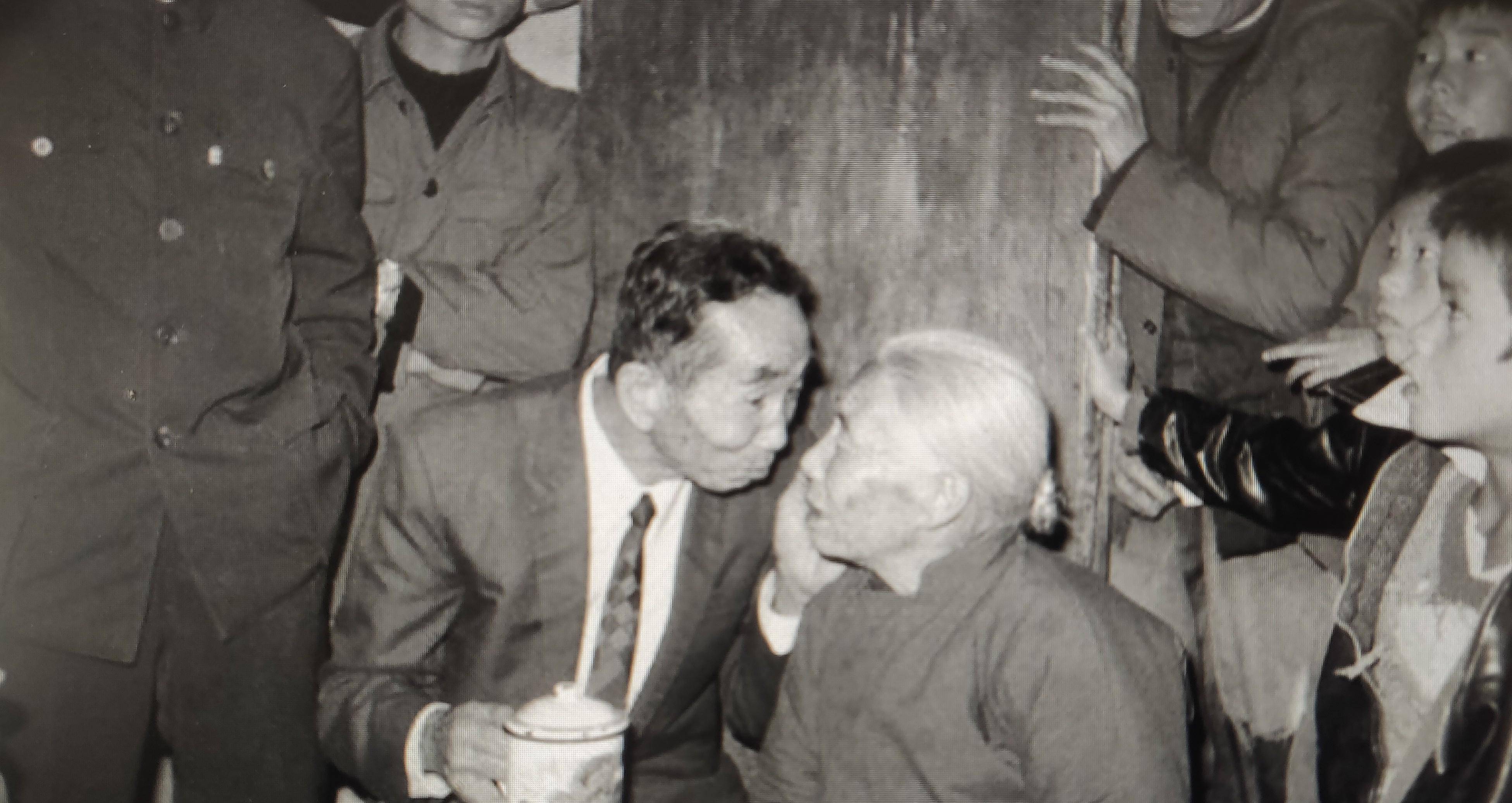 台湾老兵回乡探亲,睡在母亲床边,母亲:旁边睡的是谁?咋还不走