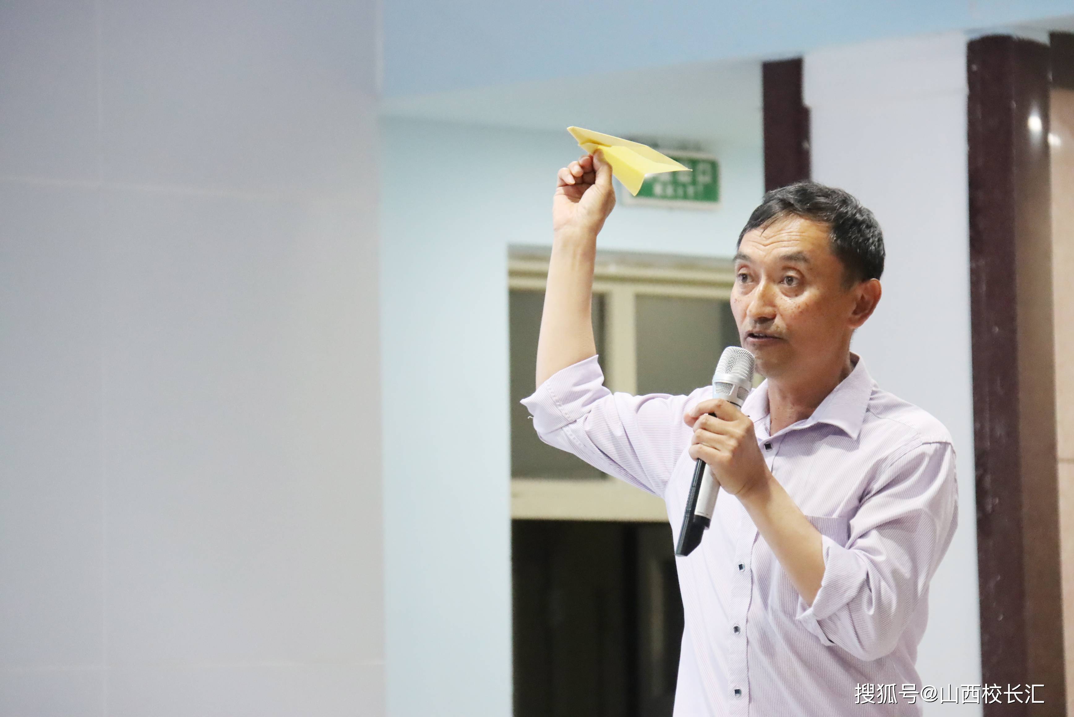 绿茵场上,栗老师为同学们带来了精彩的航模飞行表演,在他娴熟的操作下