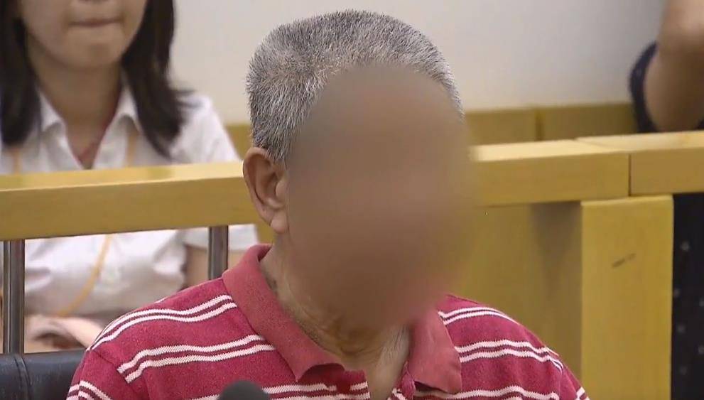 17年,上海老人偶遇摆摊夫妻,好心提供住宿,女子却非要与其结婚