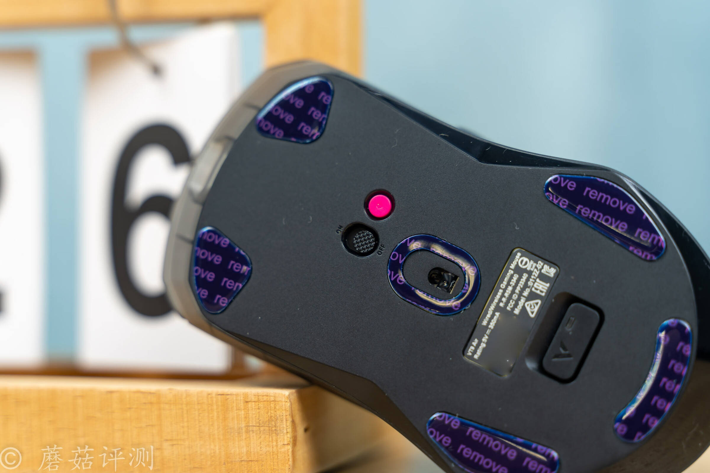 外观酷炫,手感轻盈,适合抓握,雷柏疾速续航王vt9air