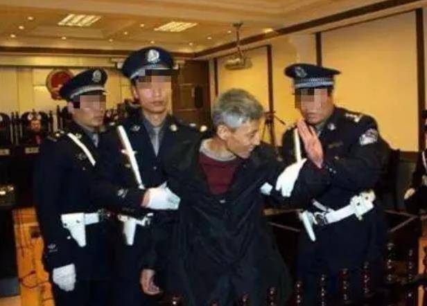 2003年刘涌走下法庭,含泪签完字被押送上车,行刑前提出一个要求