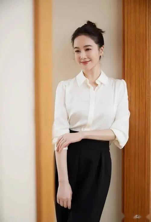 45岁秦海璐和46岁左小青同框,一个身材似少女,一个脸蛋似少女!