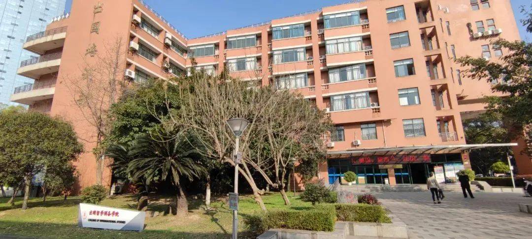 新加坡留学生活费-四川大学伍伦贡大学出国留学预科-留学申请指南