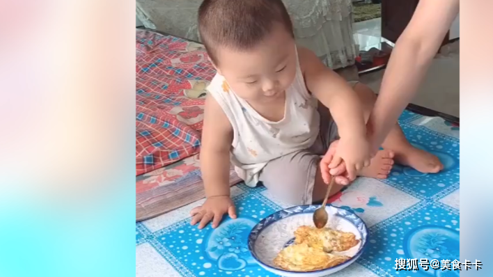 零食迫不及待地想吃，但奶奶不喂他，所以她先吃了勺子。