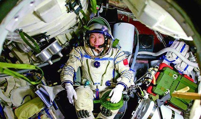 航天英雄杨利伟38岁登上太空,其背后的女人如今怎么样了