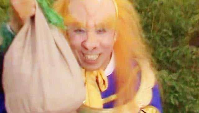 黄眉大王的人种袋,威力就更强了:能将任何神仙,法宝,兵器等收入