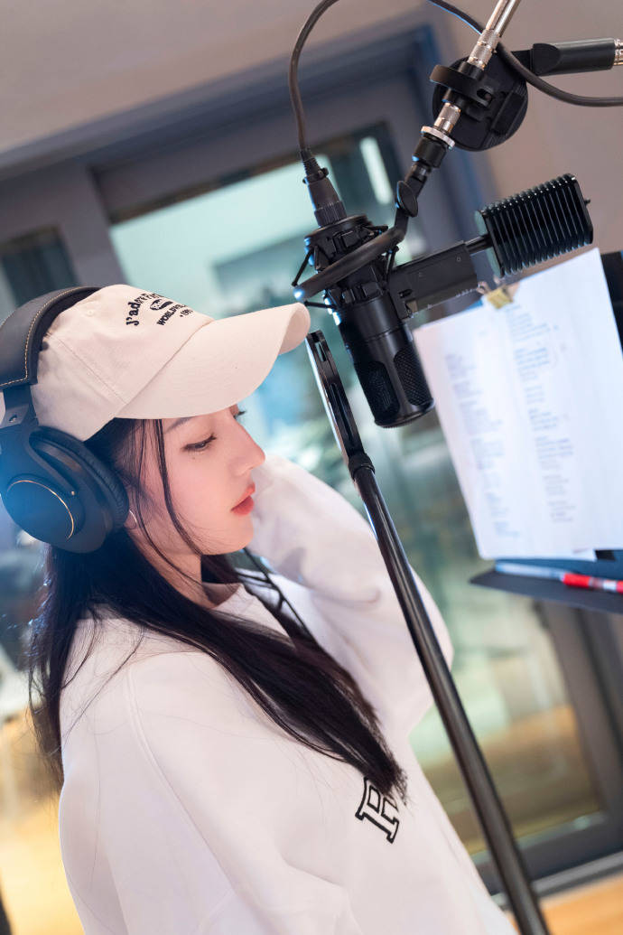 迪丽热巴分享生日宴会美照,肤白貌美惹人爱,捂嘴甜笑宛如初恋