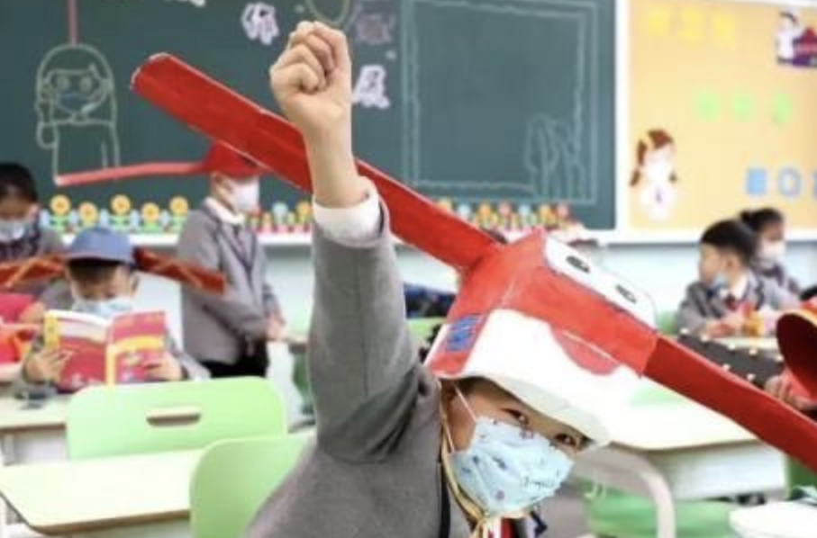 小学生"一米帽"上学萌翻网友:这样做,真能防止学生聚集?