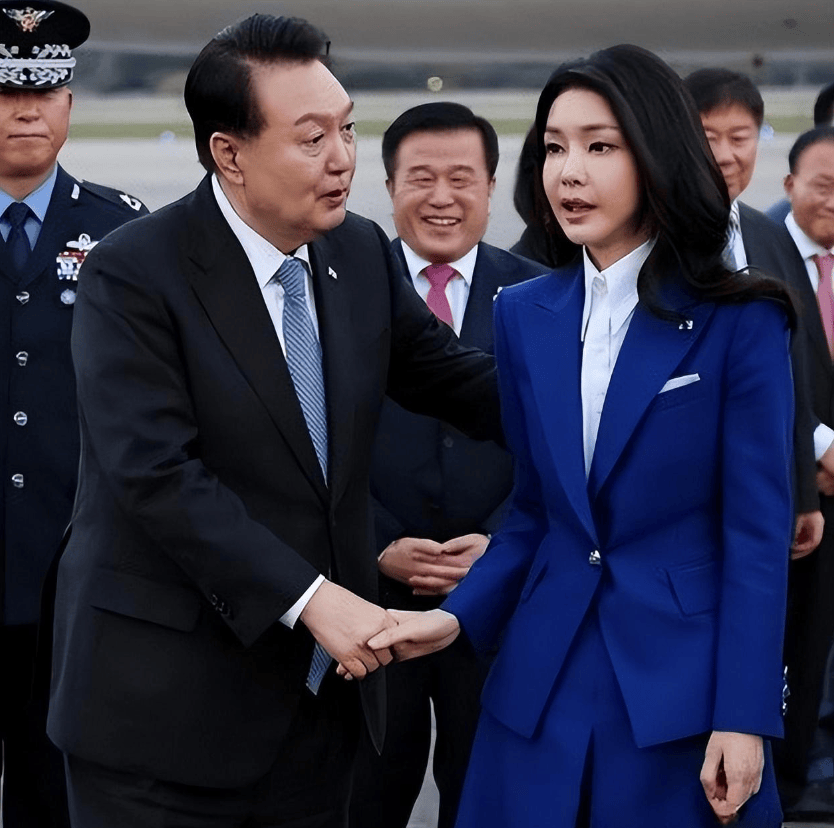 尹锡悦携手第一夫人新照!52岁金建希甘当陪衬,一身撞色把人嫩到