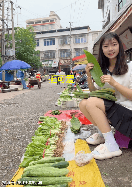 湖南一00后摆地摊帮爷爷卖菜:没什么丢脸的.