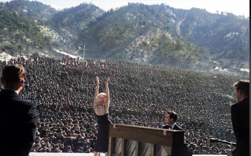 玛丽莲梦露慰问表演,寒风中身穿吊带唱跳4天,十万美军全体沸腾