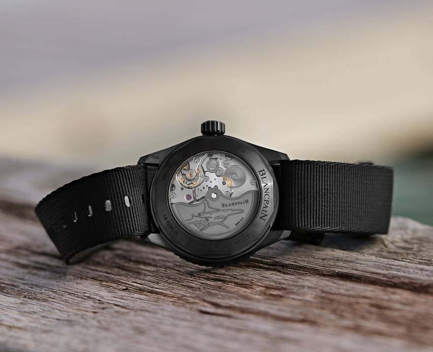 宝珀五十噚深潜器极光绿:心系海洋 深海里的一道极光