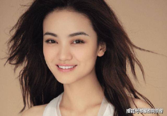 她是"最低调"女演员,从不炒作,丈夫是亿万富翁,与胡歌是同学