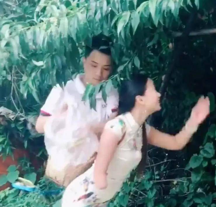 曾经感人的"连体夫妻",无臂女孩驮着丈夫养孩子,为何却被抛弃
