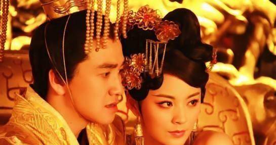 这位皇帝为何要让大臣排队观赏自己宠妃的身体?