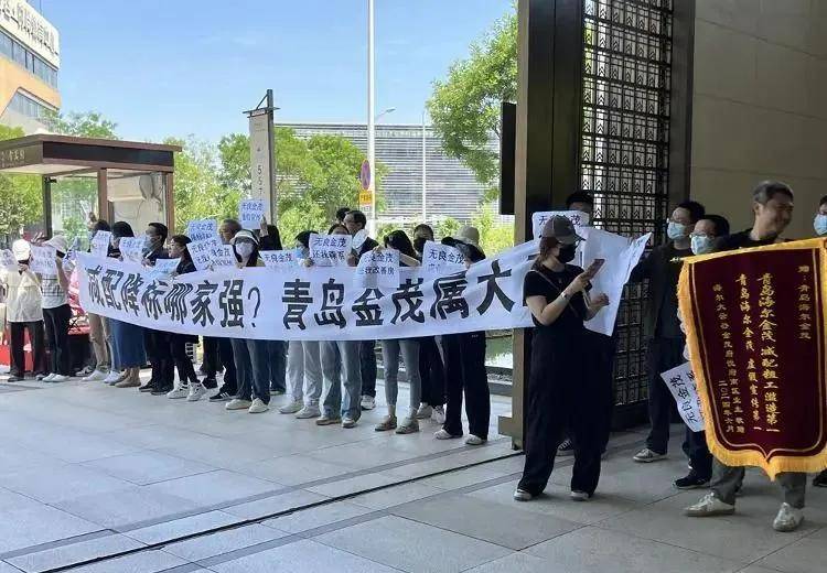 大云谷·金茂府业主拉横幅维权!小区窗户上也挂满条幅