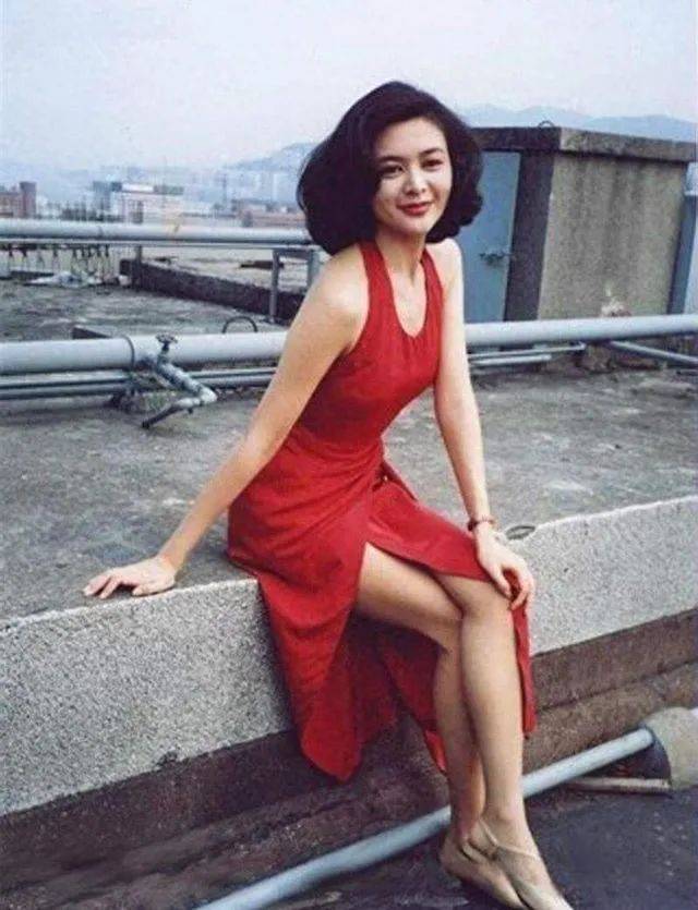 62岁关之琳惊艳亮相,穿红色长裙白到发光,身材曼妙像少女!