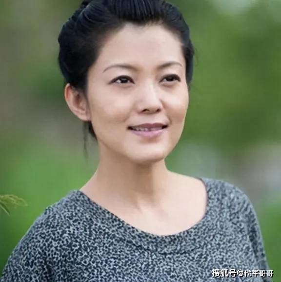 她18岁生女，两登春晚，巅峰时期红过杨钰莹，却与逃犯同居三年