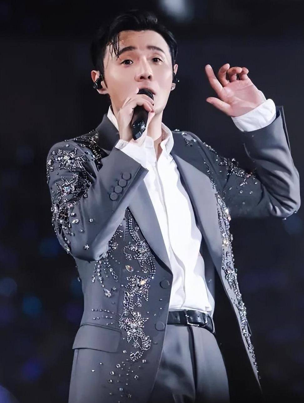 外媒评中国10大歌手,邓紫棋第5惹争议,冠军实至名归