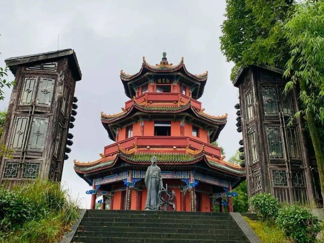 潘龙峰观星楼上,袁天罡却发现了天相中一丝微妙的改变,整个轨迹也更