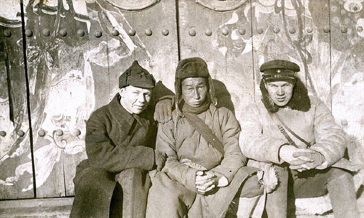 外蒙古联系到了苏联,经过一番商议,苏联决定派出自己的秘密部门,手中