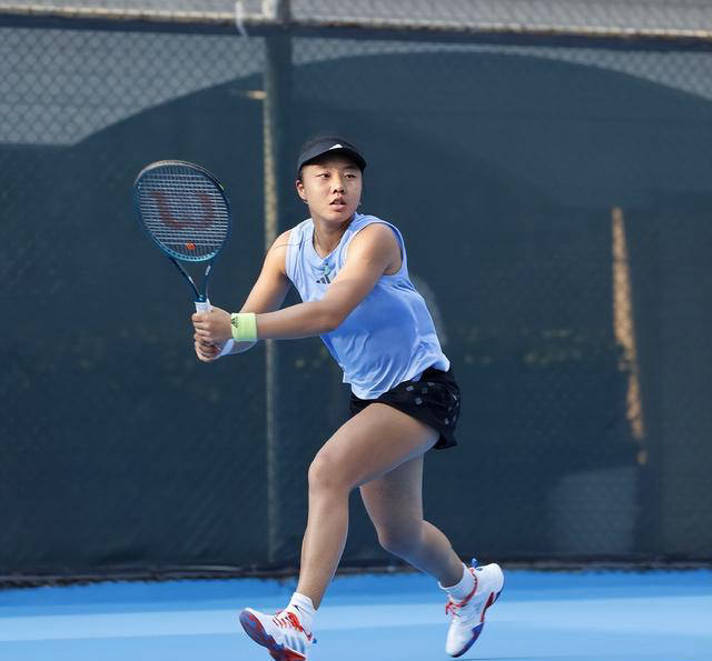 中国18岁小将法网首秀连胜,4次破发力克对手