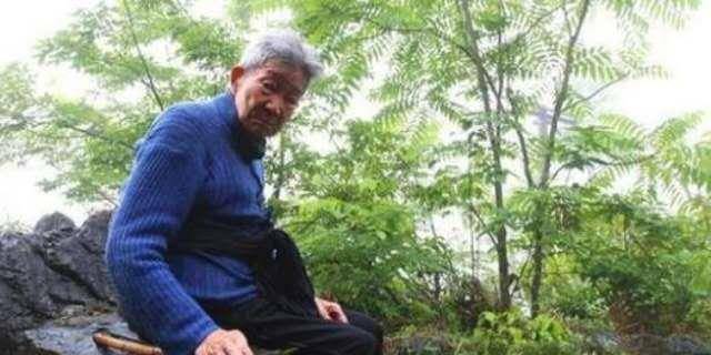 94岁老头孤身一人,14年花26万自建活人墓,白天行医晚上入墓休息