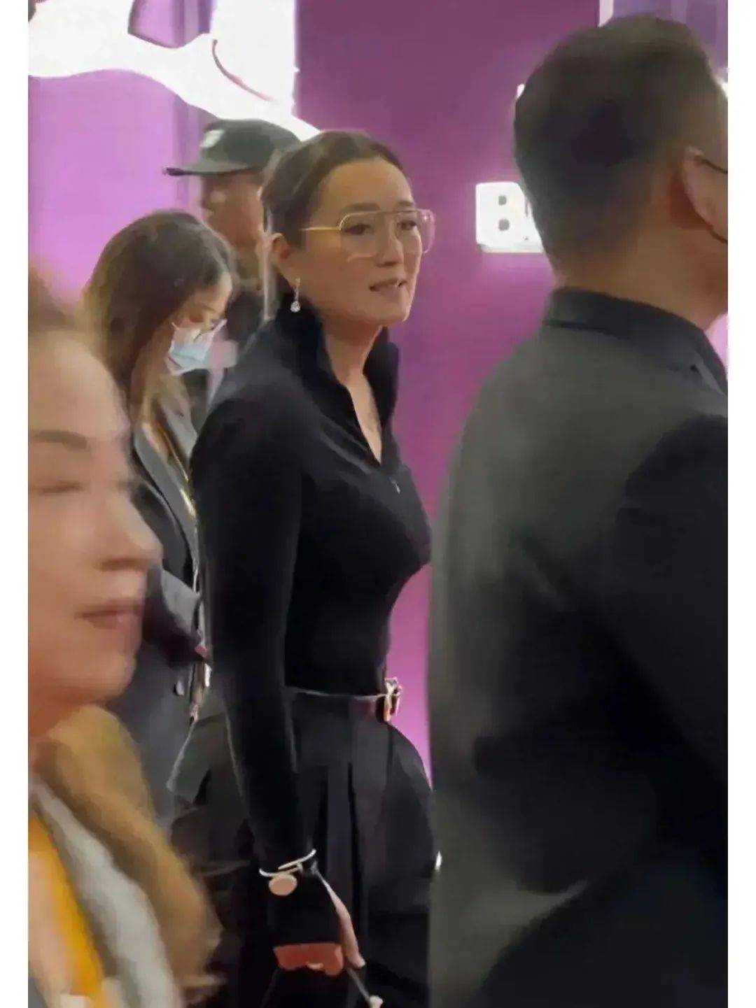 国际巨星巩俐面临危机,身材走样,身着紧身裙毫不服输,霸气侧漏