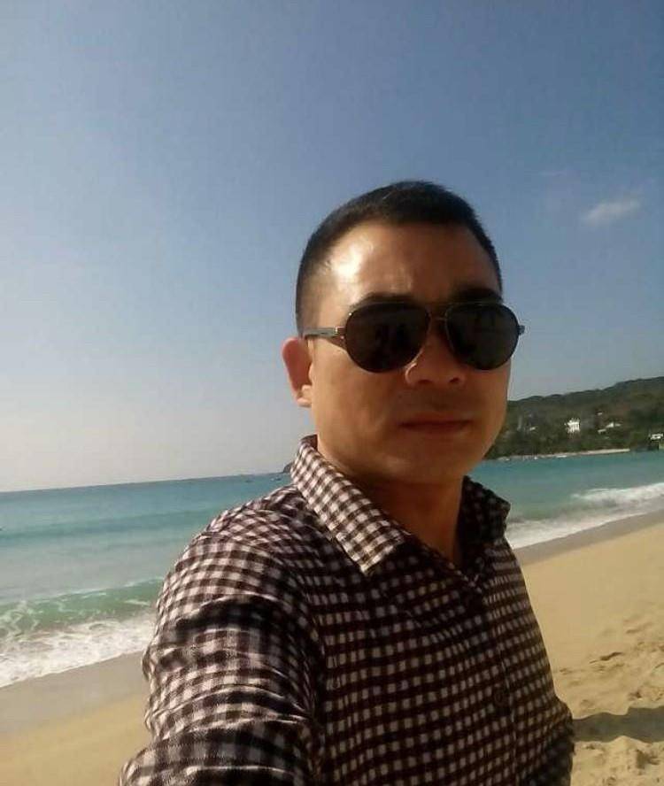 本文口述者谭正华旅游留影虽然莺莺燕燕与我无关,但为了家庭,我辞去