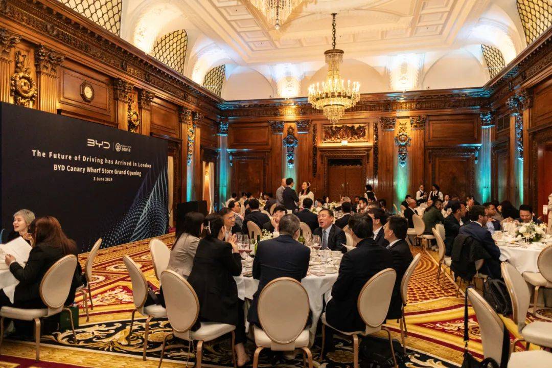 晚宴在伦敦四季酒店举行交车仪式交车仪式上,英国旅游局非执行董事mr.