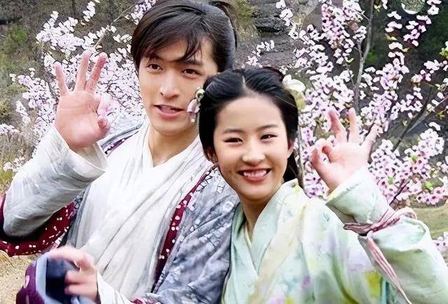 刘亦菲秀恩爱，摄影师是新恋人？-刘亦菲合影的小男孩