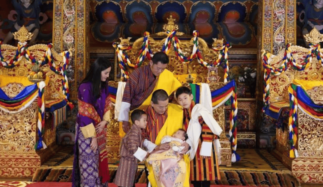 10个月不丹小公主新照!穿印花衣与小白鞋长相清秀,手腕还戴红绳