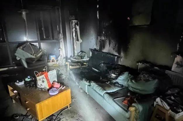 贵阳一民房疑电线短路起火,一家三口竟熟睡浑然不觉.