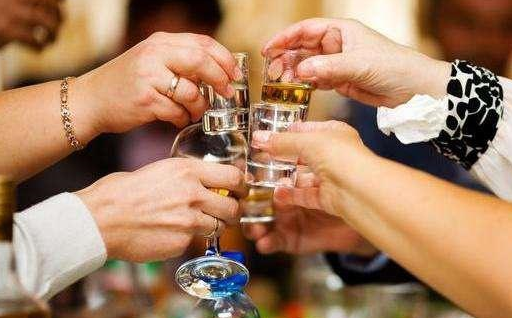 酒桌上和领导喝酒,情商高的人不会说"这些话",会得到老板重视
