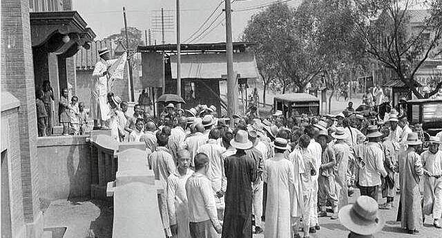 1919年五四运动旧照:北大学生和警察据理力争,这才是真正的历史