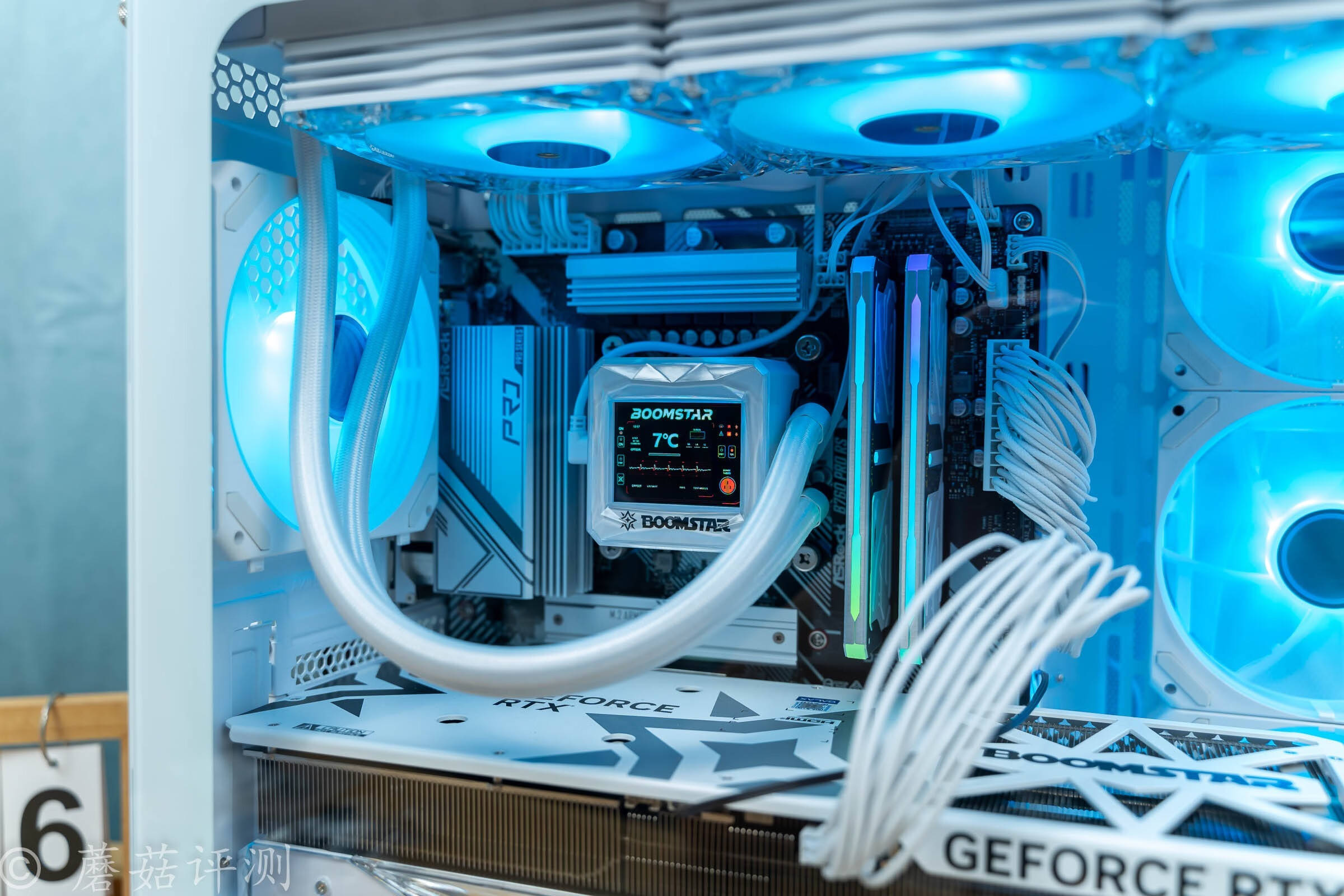 稍微弯曲一点点,视觉观感提升不止一点,先马轨迹海景房机箱 体验评测