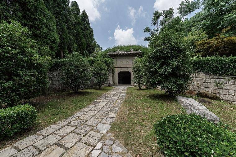 最为集中的在牛首山,不但有南唐二陵,郑和墓冢和李瑞清墓等名人遗址