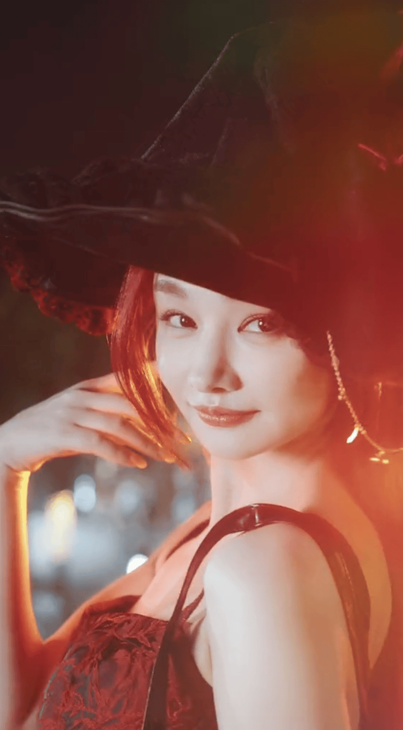 韩懿莹cos魔道学者!蕾丝上衣搭配黑红超短裙太妖媚,大长腿真白