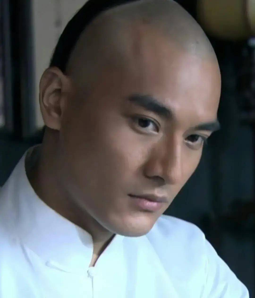 《倾世皇妃》饰演大将军韩冥;《步步惊心》饰演伊尔根觉罗·佐鹰