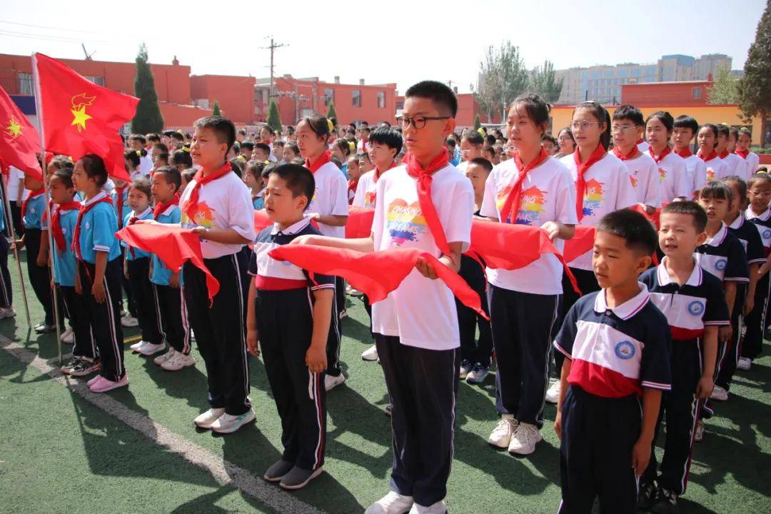 包头市九原区沙河二小花园路校区举行新队员分批入队仪式