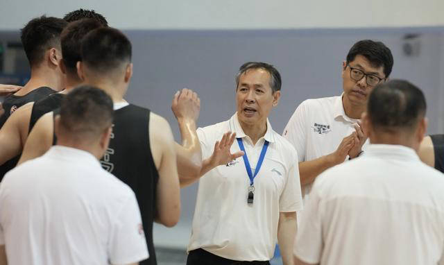 张卓作为球队的老将曾在不同主帅手下效力,但他的表现和职业态度一直