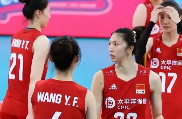 争议!蔡斌奇葩操作引众怒:王梦洁救球他要去保护 伸脚将球踢掉