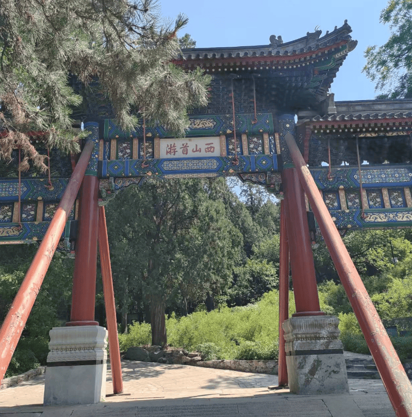 燕地寻名胜,西山鹫岭登.前街通慧静,中寺坐高陵.