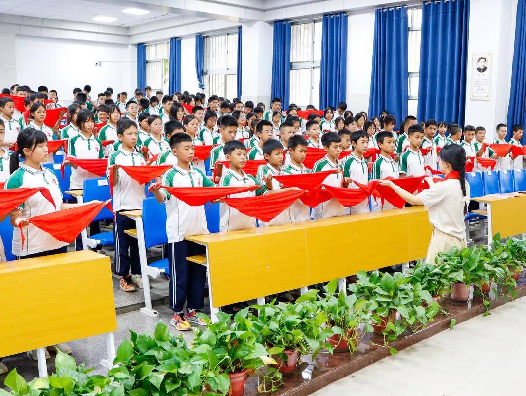 开远行知学校隆重举行"告别金色童年,放飞青春梦想"主题离队入团仪式