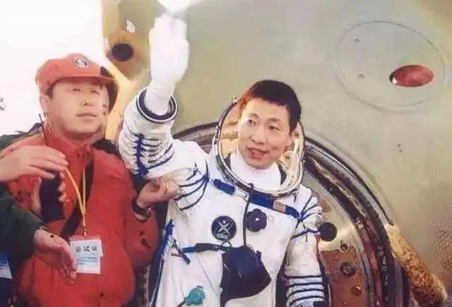 中国第一位飞天航天员-杨利伟,成功的背后,是妻子默默的陪伴