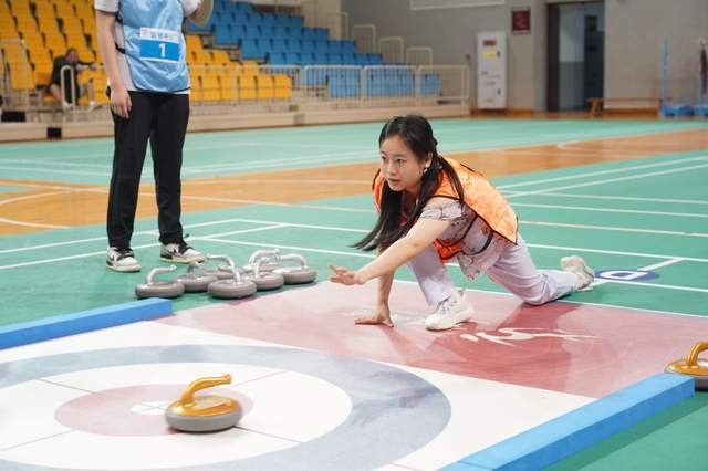 市体育局系统职工连续三年相约"陆地冰壶"赛_比赛_中心_参赛选手