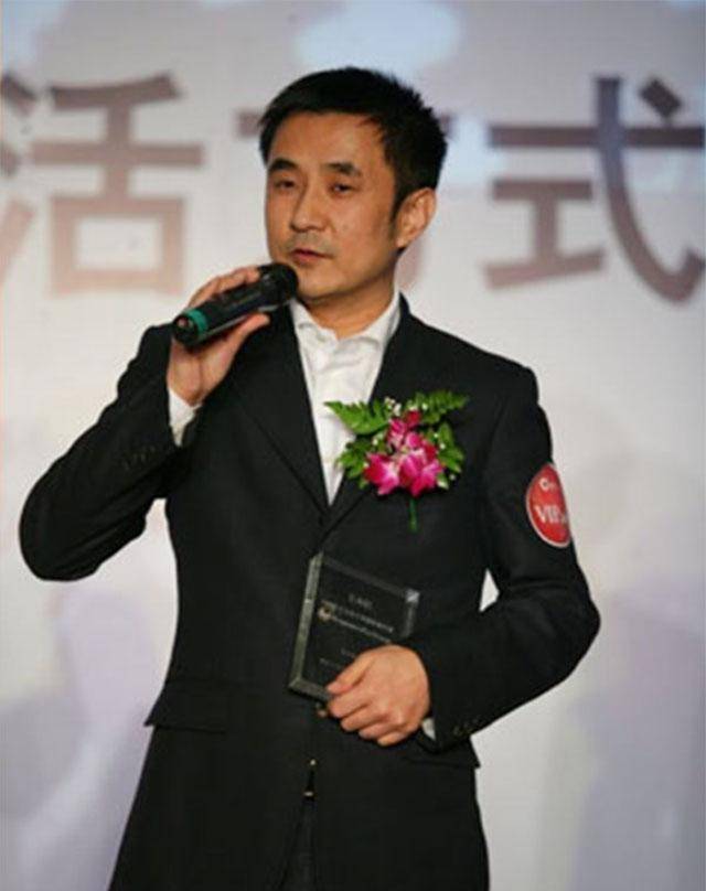 从江西首富到负债800亿:带女明星和61亿潜逃国外,亲爹葬礼也不回