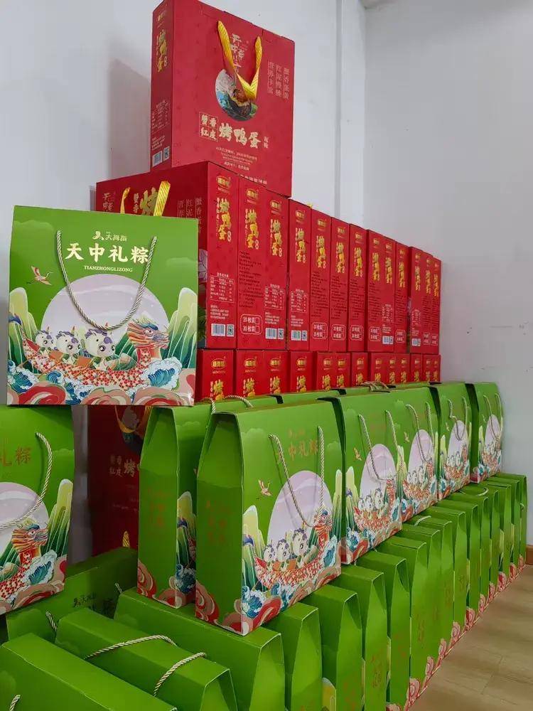 受董事长李香羲所托,九财咨询总经理杨松波亲自为员工们送上了粽子